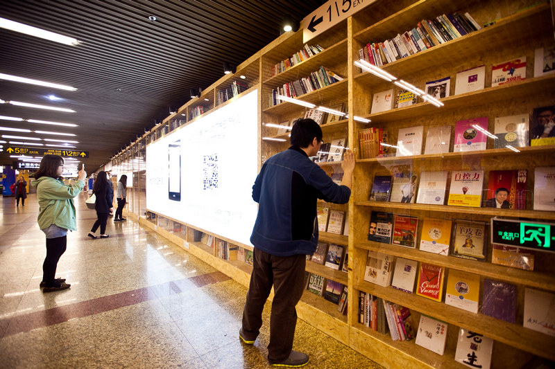 Kindle，创意地铁书墙，吸引驻足分享关注