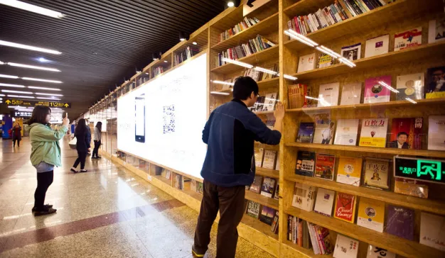 Kindle，创意地铁书墙，吸引驻足分享关注