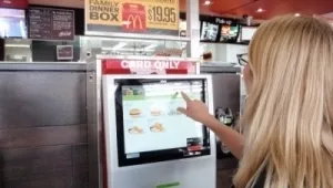 麦当劳，新技术改善线下零售体验，争夺定制化快餐竞品市场