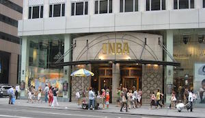 NBA曼哈顿全新旗舰店，各类赞助商装备应有尽有