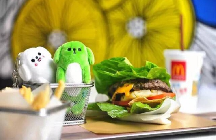 麦当劳搭上微信表情包，推出长得像气泡狗的生菜汉堡