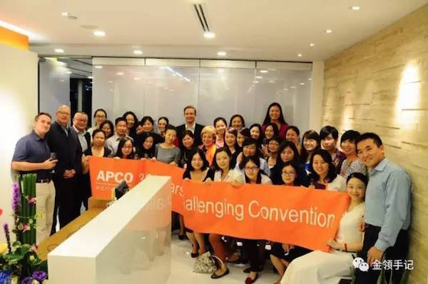 杜凌回归安可后，2014年将上海分公司搬迁并扩大，创办人Margery 访问上海新办公室，与中国员工庆祝安可成立30周年。（第二排正中为Margery ，左为杜凌）