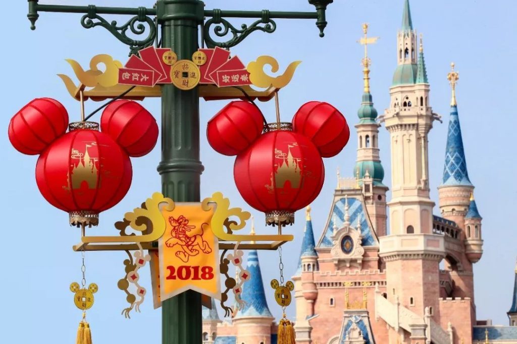 西方游乐园成春节热门目的地，上海迪士尼是如何做到的？