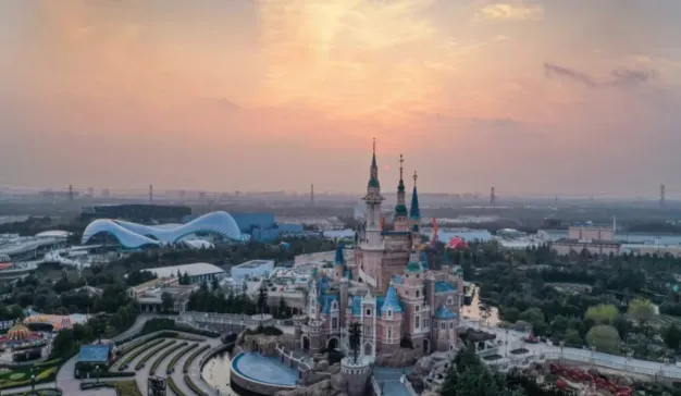 为全世界造梦，迪士尼乐园才是真正的“魔法王国” | Future Space 008