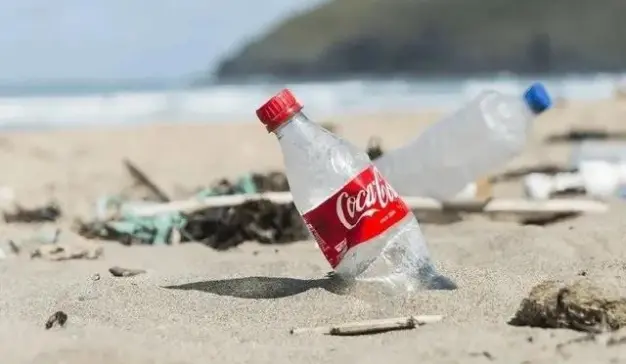 被丢弃的塑料瓶：可口可乐、百事、雀巢成为全球最大塑料污染者前三