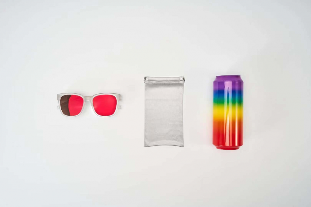 国际不再恐同日，可口可乐联合暴龙推出彩虹眼镜