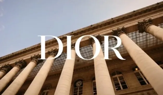 洛天依受邀担任Dior梦之设计师巡展嘉宾，Dior的目标消费群体持续“减龄”中