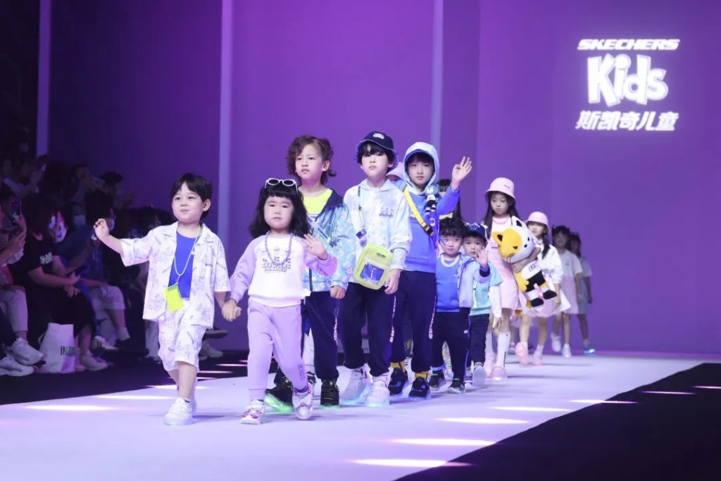  “奇力绽放”2022上海春夏时装周，斯凯奇儿童演绎多元品牌基因