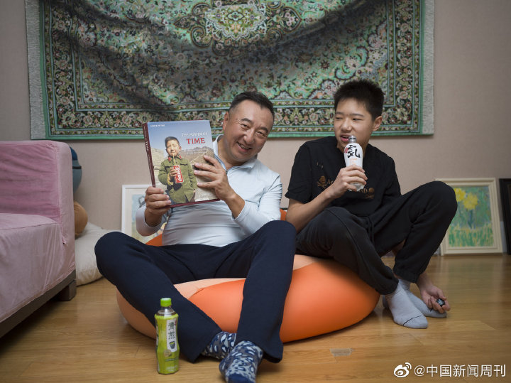 新中国第一个喝可口可乐的小男孩现在怎么样了？——在喝元气森林。