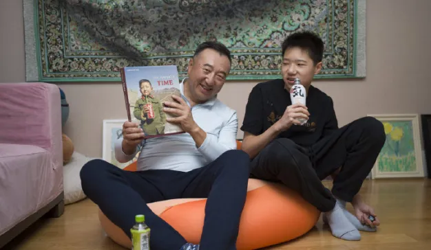 新中国第一个喝可口可乐的小男孩现在怎么样了？——在喝元气森林。