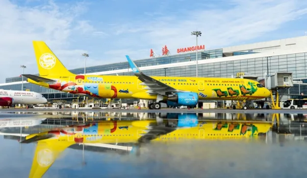 吉祥航空携手上海乐高乐园度假区发布全球首架主题彩绘飞机，为品牌注入快乐基因