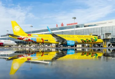 吉祥航空携手上海乐高乐园度假区发布全球首架主题彩绘飞机，为品牌注入快乐基因