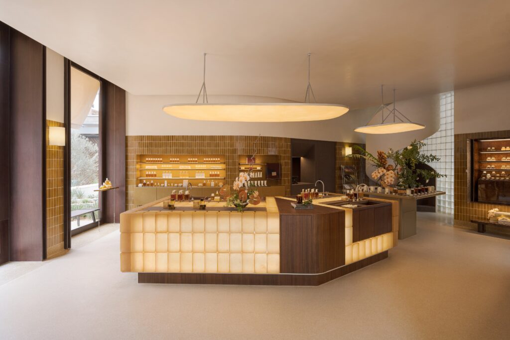 重塑美妆线下叙事：馥郁满铺如何以「通感空间」构建品牌护城河