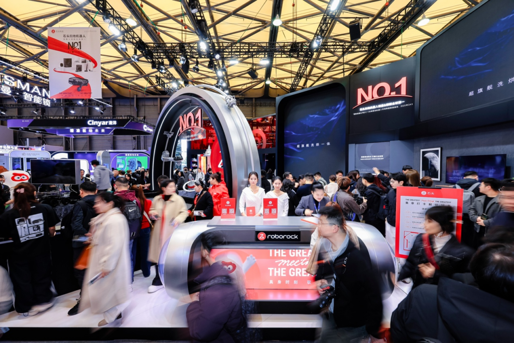 石头科技亮相AWE 2026：从180°C蒸汽技术到行业白皮书，石头洗地机重构地面清洁标准