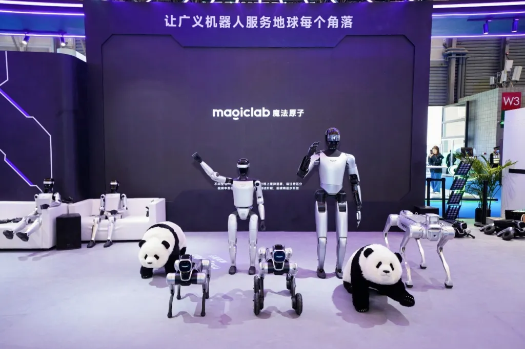 魔法原子亮相AWE 2026：携春晚机器人国内首秀，领跑具身智能全场景时代