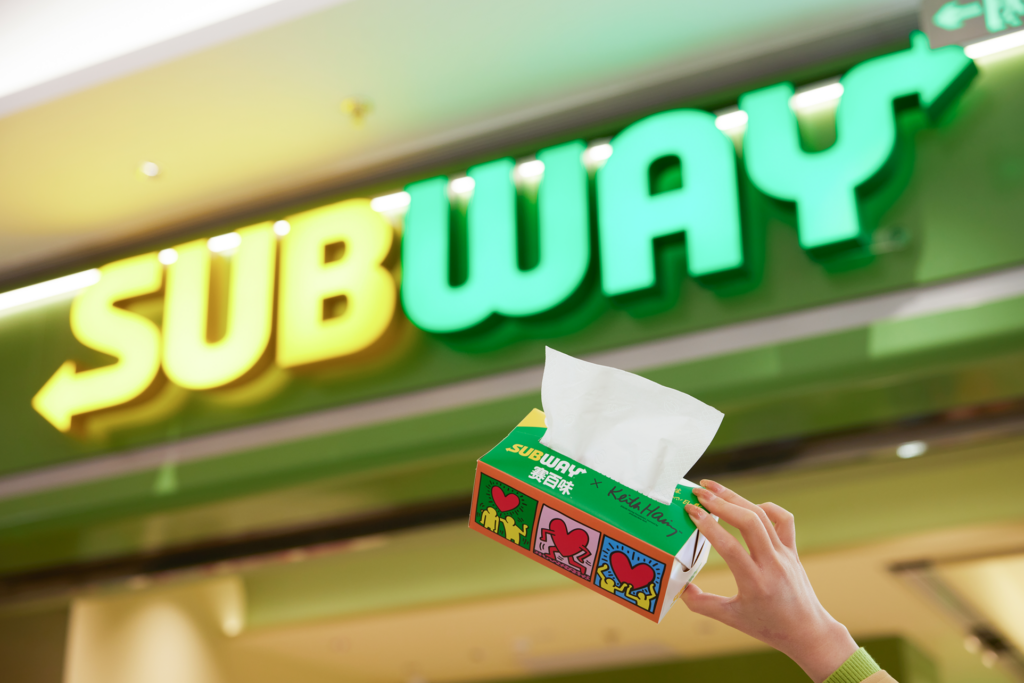 赛百味“春日牛油果心动”系列上市：联名凯斯·哈林，首创“纸巾盒式包装”引领绿色消费