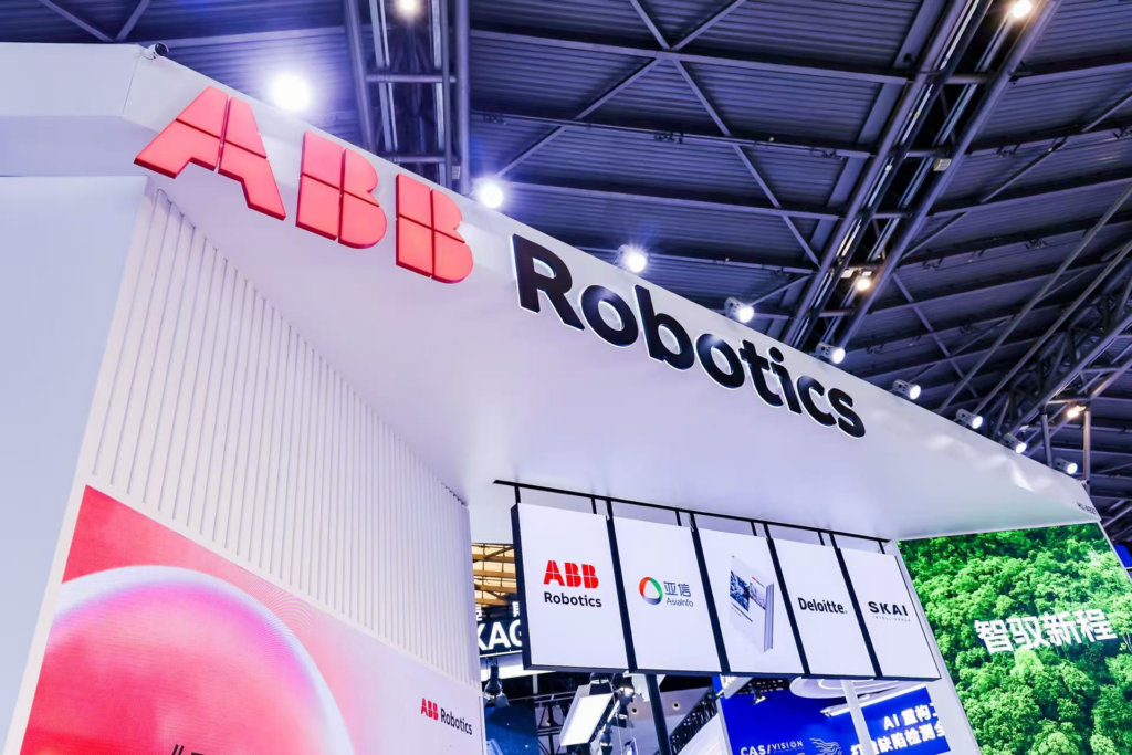 2026 WAIC 现场：SKAI Intelligence 联合 ABB 机器人签署战略合作，并首发《工业级物理AI赋能高精密制造》