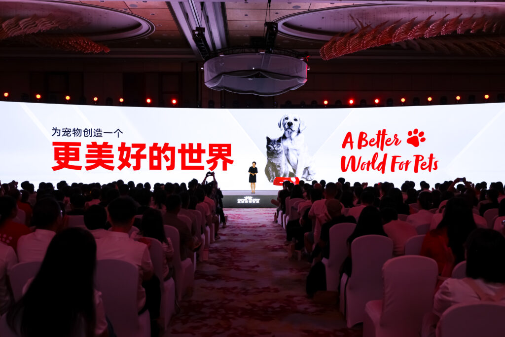 “向新·向心”2026皇家品牌发布会：“营养、制造、生态”三维突破，照见中国宠物行业新未来