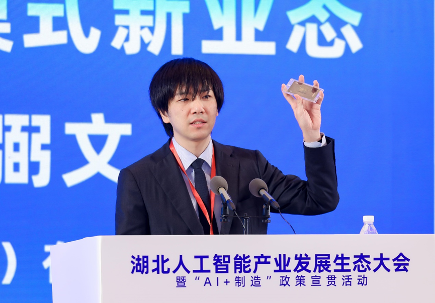 湖北95后把东方文化做成AI小卡卖给美国人，赚了5个亿