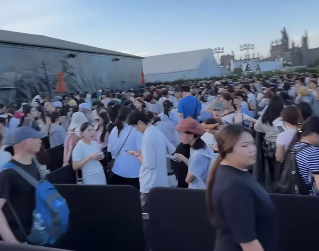 排队3小时的“盗墓笔记”，万圣节开始流行IP联名鬼屋了？